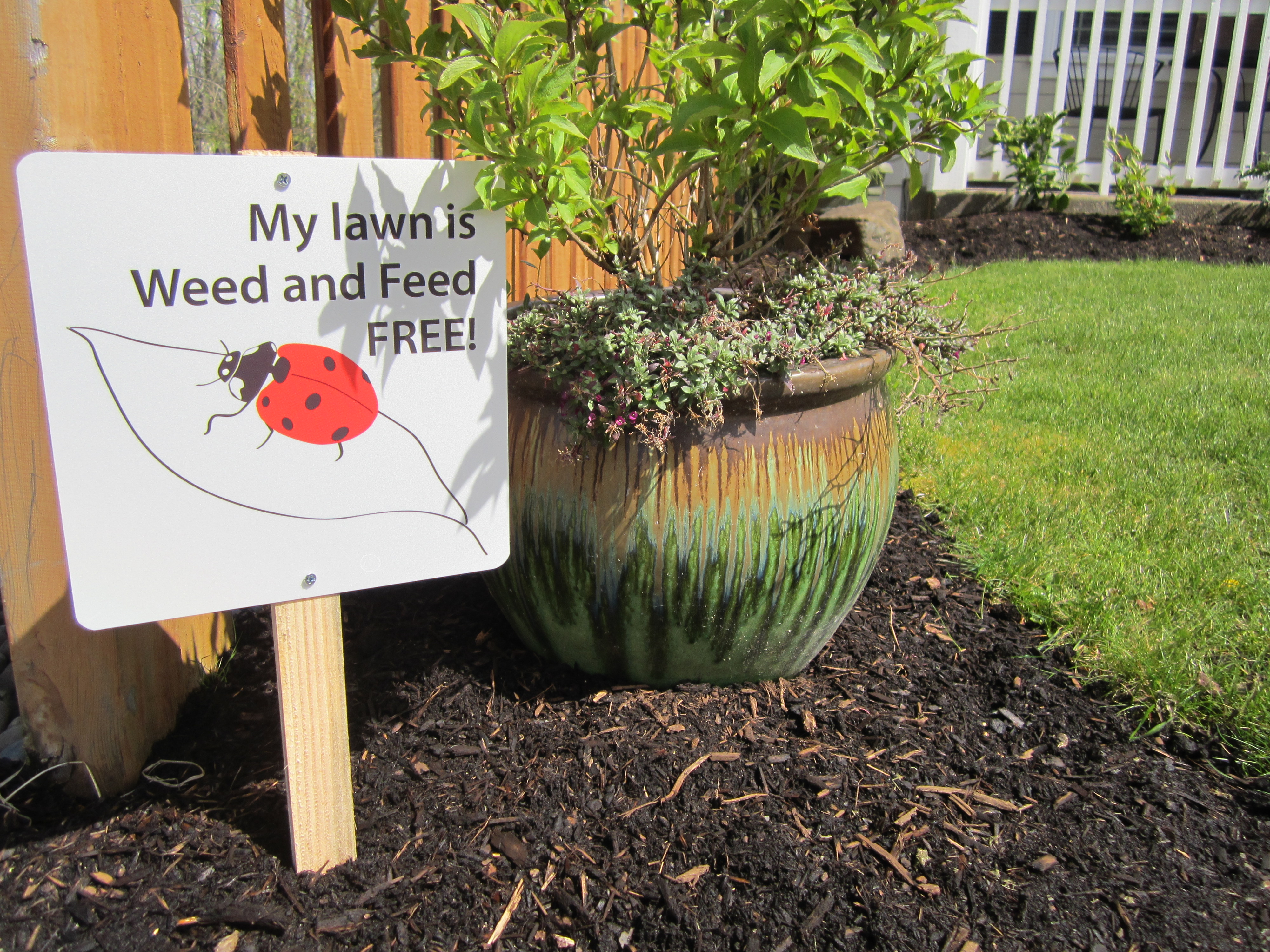Weed and feed free lawn sign